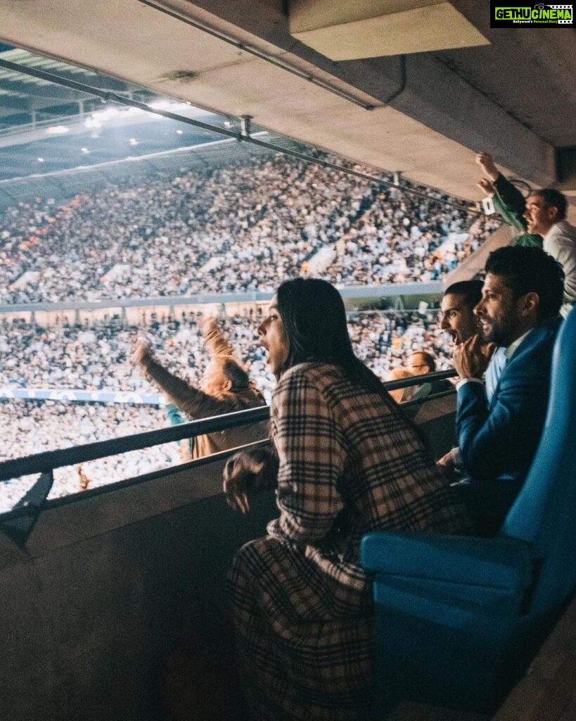 Farhan Akhtar Instagram - An evening to remember. The atmosphere was electric..!! And to watch my team dominate RM and score 4 .. WHAT A TREAT..!! 🔥🔥 Now for the final. Let’s go #mancity .. let’s bring her home 👊🏽🏆 Thank you @etihad .. thank you @mancity for hosting us. Big big hug to your team who were absolutely incredible. Images @sebporter 🙏🏽♥ Overcoat @sshomme Shoes @dmodotofficial