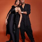 Farhan Akhtar Instagram – Stylin’ it up with @shibaniakhtar for the #htstyleawards .. #blackisbeautiful 

@htcity @hindustantimes 
Thanks @saurabhbhatkar @swapnil_pathare 
Images @tanvivoraphotography ♥️