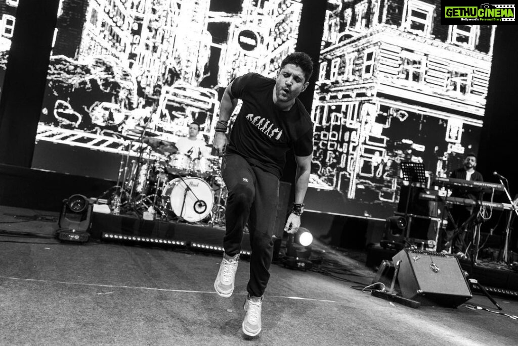 Farhan Akhtar Instagram - CHANDIGARH..!!!!! What an incredible incredible evening. Thank you for your love and energy .. can’t wait to come back and play for you again ♥️ Images @akhileshganatraphotography