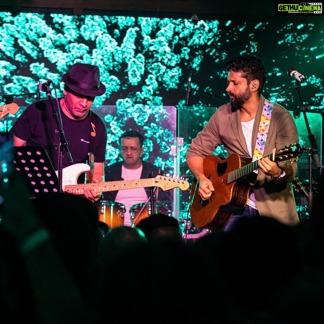 Farhan Akhtar Instagram - Weekend recap .. kicked off the Echoes tour with the beautiful people of Hyderabad/Jaipur ♥️… thank you to all in attendance. You made it fun.! #echoes #tour #music #live #gig @sambrejaipur @odeumbyprism @Rcamericanpridesoda @Kingfisherultra @Steppinout.in @Envision_ind #swiggysteppinout #livetheamericanpride Images @akhileshganatraphotography