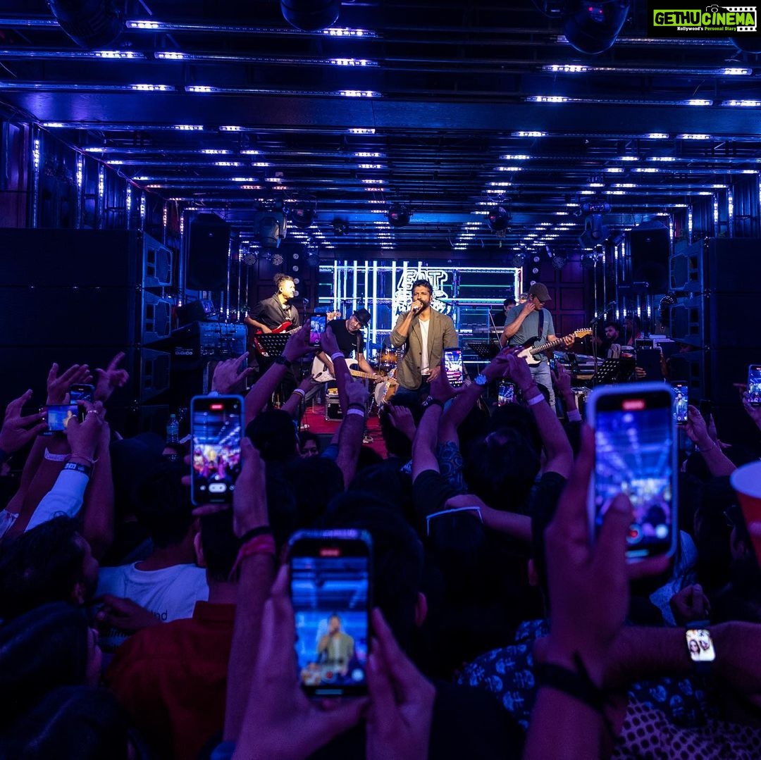 Farhan Akhtar Instagram - Weekend recap .. kicked off the Echoes tour with the beautiful people of Hyderabad/Jaipur ♥️… thank you to all in attendance. You made it fun.! #echoes #tour #music #live #gig @sambrejaipur @odeumbyprism @Rcamericanpridesoda @Kingfisherultra @Steppinout.in @Envision_ind #swiggysteppinout #livetheamericanpride Images @akhileshganatraphotography