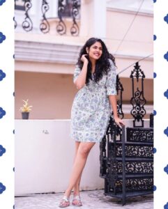 Faria Abdullah Instagram - Pov: you make me smile 🤗 

Styled by @officialanahita
Outfit: @notchabovecreations
Footwear: @Septembershoes
Pics: @v_capturesphotography