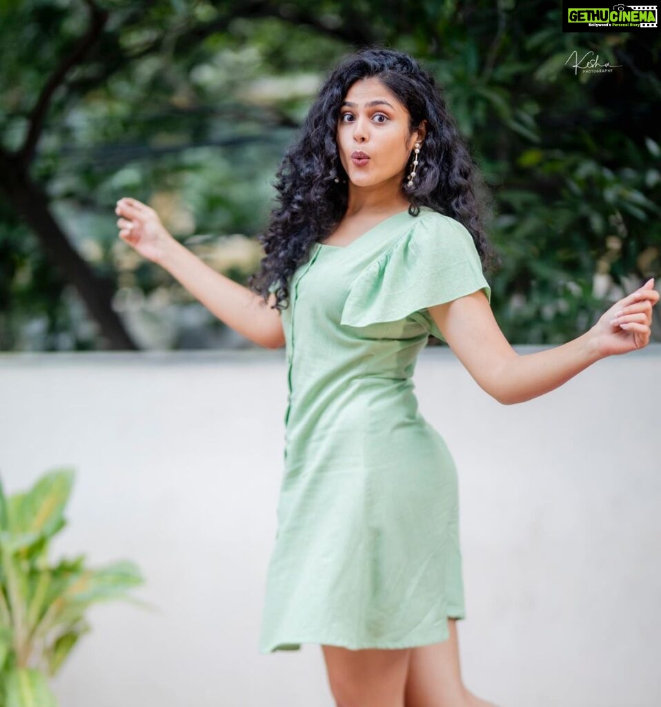 Faria Abdullah Instagram - Green calms the heart 💚 Styled by @officialanahita Outfit: @notchabovecreations Earrings: @blingthingstore Pic: @they_call_me_keshu