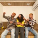 Faria Abdullah Instagram - When your friends visit you on set 🙈😭😂 #VanityDiaries @tornado.ramesh se choreo karwadi 😂 @pandiaaaaaaa Ajao @scene_sariba