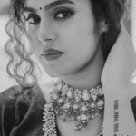 Faria Abdullah Instagram - Happy Diwali errryyybodyyy ❤️ 📸 @shareefnandyala Make up @pranathibandi Styled by @prashantiramesh Jewellery @vasundharadiamondrf Location @landoflovehyd