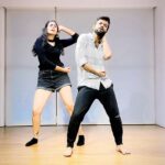 Faria Abdullah Instagram - Bombay ! Teaching this routine tomorrow 8th Oct , 4 to 6pm , Dm @tangerineartsstudio or ☎️ 98673 69960 ☎️ To Register !! .. Choreography by @hrush.1111 🤎 and Myself ! #shazebsheikhchoreography . Dancing with my talented humble queen @fariaabdullah 💙🧿 at my dance home @tangerineartsstudio 🧡 song by @gururandhawa 🙏🏾 Tangerine Arts Studio