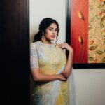Faria Abdullah Instagram - Nothing fits us better than a saree, falling perfectly as you walk elegantly. Uff 🤌 Love it 💛 Wearing @geethikakanumilli Earrings @kushalsfashionjewellery Styled by @mounikachenna2 Mua @uztheartist Hair @faria_z_ 📷 @manish.akunuri @theoldschoolkid