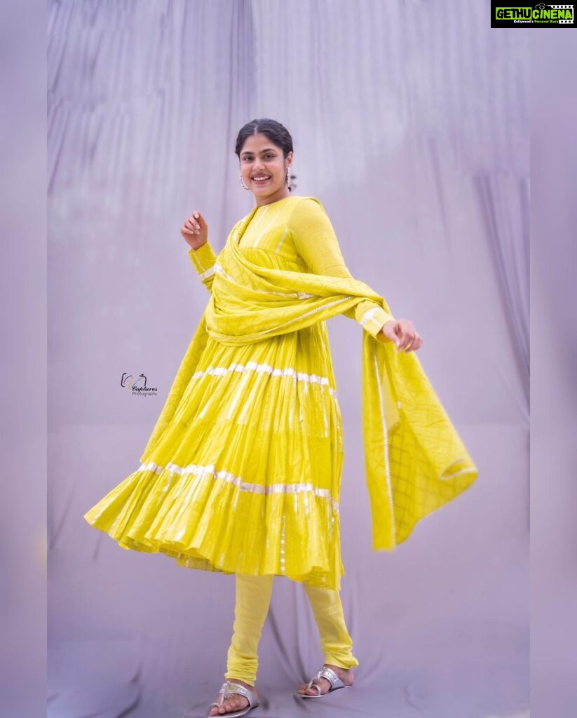 Faria Abdullah Instagram - Agar Anarkali pehni ho and dimaag mai masakali na baj raha ho tho is there even a point? Styled by @officialanahita Outfit: @indishreelabel Earrings: @Xxessories Footwear: @Septembershoes Pics: @v_capturesphotography