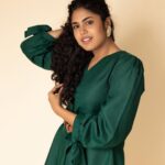 Faria Abdullah Instagram – Green is the new black 🐸

Styled by @officialanahita
Outfit: @notchabovecreations
Pic: @pranav.foto