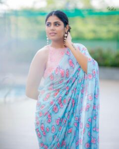 Faria Abdullah Instagram - Felt like a flower, looked like a garden 🌷

Styled by @officialanahita 
Saree: @drc_hyderabad 
Pic: @they_call_me_keshu 
Make up @uztheartist