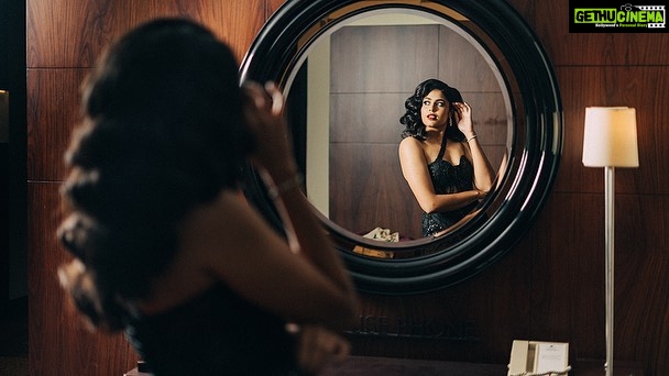 Faria Abdullah Instagram - Once in a while, vanity can be nice. Wearing @houseofakhilaaakurathi Stylist @mounikachenna2 @yaashakumar MUA @uztheartist Hair @faria_z_ 📷 @manish.akunuri @theoldschoolkid Earrings @kushalsfashionjewellery Bracelet @shrutisushma