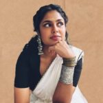 Faria Abdullah Instagram - Looking at you looking at me 🤓 Styled by @mounikachenna2 📷 @inaya._.sultana