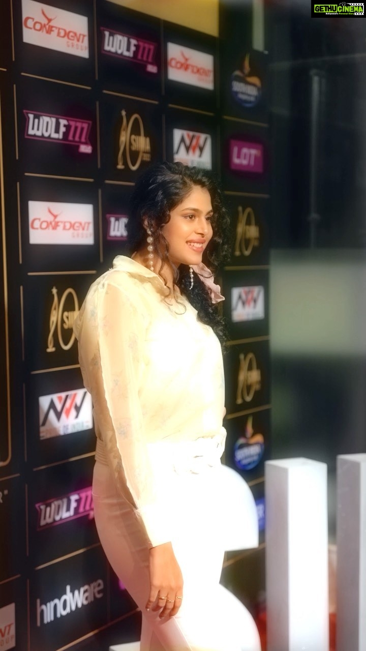 Faria Abdullah Instagram - @fariaabdullah ‘s grand entry for the press conference of #siima2022inbengaluru . #SIIMANominationParty #Wolf777SIIMAWeekend #SIIMA2022 @jwmarriottblr @wolf777newsofficial @confidentgroupofficial #SIIMANominations #10YearsofSIIMA #wolf777 JW Mariot Bangalore