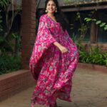 Faria Abdullah Instagram - The ability to flow and be still as and when required is a life skill no? Water, they said be like water. Styled by @officialanahita Outfit: @labelkomalshah Pic: @_anupphotography