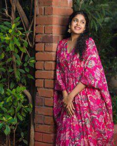 Faria Abdullah Instagram - The ability to flow and be still as and when required is a life skill no? 
Water, they said be like water. 

Styled by @officialanahita 
Outfit: @labelkomalshah
Pic: @_anupphotography