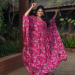 Faria Abdullah Instagram - The ability to flow and be still as and when required is a life skill no? Water, they said be like water. Styled by @officialanahita Outfit: @labelkomalshah Pic: @_anupphotography