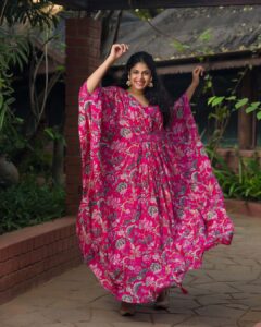 Faria Abdullah Instagram - The ability to flow and be still as and when required is a life skill no? 
Water, they said be like water. 

Styled by @officialanahita 
Outfit: @labelkomalshah
Pic: @_anupphotography