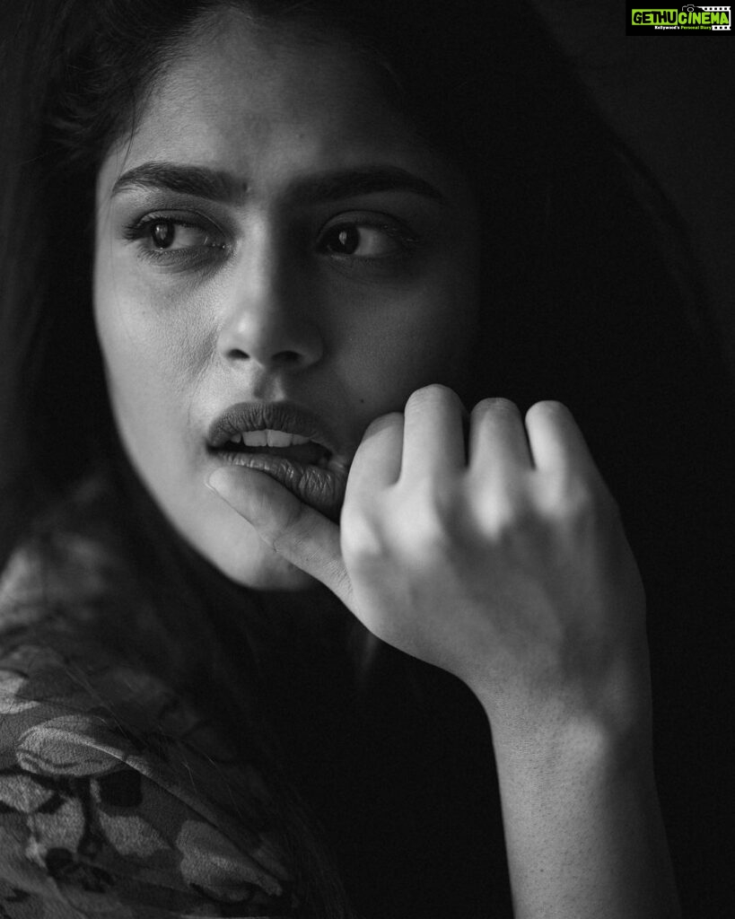 Faria Abdullah Instagram - If I could just put a BnW filter on for the world, things would be so much more dramatic 📷 @thariqhussain Assisted by @thewhyldchild