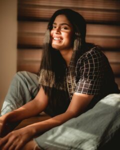 Faria Abdullah Instagram - Transparency is as difficult as secrecy. You choose what your day is going to be like. 

Candid moments with @thariqhussain 
Can’t thank you enough for this creative stimulation. 

📷 @thariqhussain 
Assisted by @thewhyldchild
