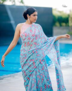 Faria Abdullah Instagram - Felt like a flower, looked like a garden 🌷

Styled by @officialanahita 
Saree: @drc_hyderabad 
Pic: @they_call_me_keshu 
Make up @uztheartist