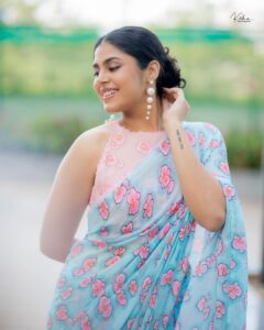 Faria Abdullah Instagram - Felt like a flower, looked like a garden 🌷

Styled by @officialanahita 
Saree: @drc_hyderabad 
Pic: @they_call_me_keshu 
Make up @uztheartist