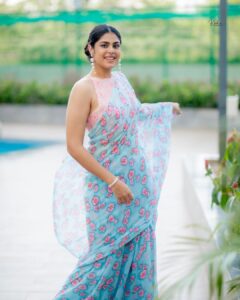 Faria Abdullah Instagram - Felt like a flower, looked like a garden 🌷

Styled by @officialanahita 
Saree: @drc_hyderabad 
Pic: @they_call_me_keshu 
Make up @uztheartist