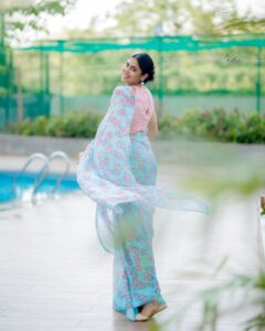 Faria Abdullah Instagram - Felt like a flower, looked like a garden 🌷

Styled by @officialanahita 
Saree: @drc_hyderabad 
Pic: @they_call_me_keshu 
Make up @uztheartist