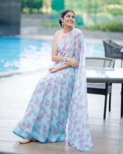 Faria Abdullah Instagram - Felt like a flower, looked like a garden 🌷

Styled by @officialanahita 
Saree: @drc_hyderabad 
Pic: @they_call_me_keshu 
Make up @uztheartist