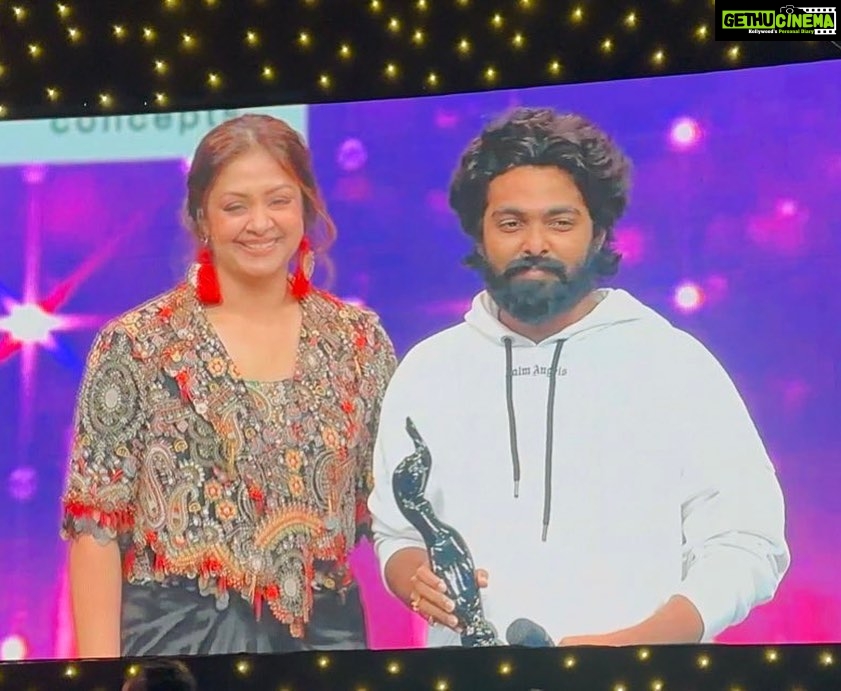 G. V. Prakash Kumar Instagram - Enga irukkuda vaanam adha ettipudikkalaam naamum …. #FilmfareAwards2022 best music album for the year 2020 and 2021 … thanks team #SooraraiPottru @Sudha_Kongara @Suriya_offl @2D_ENTPVTLTD @rajsekarpandian #Jyothika @filmfare