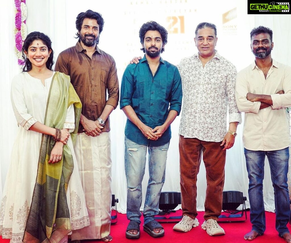G. V. Prakash Kumar Instagram - Happy to work with this hardworking team @ikamalhaasan @sivakarthikeyan @saipallavi.senthamarai @rajkumarperiasamy @turmericmedia @sonypicturesin #sk21
