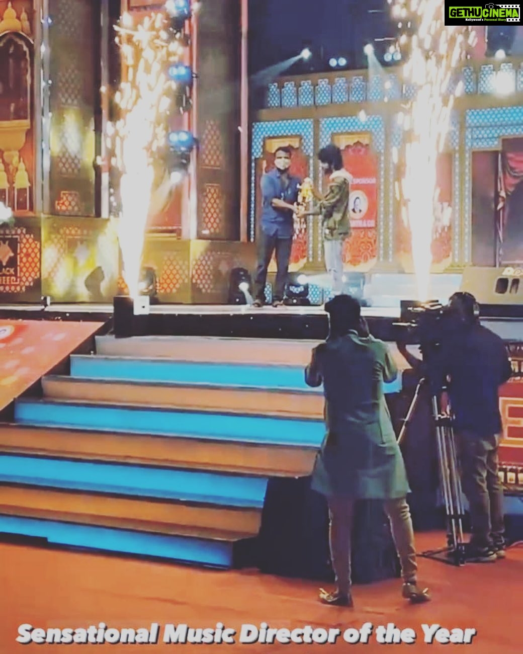 G. V. Prakash Kumar Instagram - Thanks black sheep awards for giving the award for #SooraraiPottru music .... thanks #sudhakongara thanks @actorsuriya sir and @rajsekarpandian sir and team #SoorariPottru ... and happy to recieve it from my director #vetrimaaran