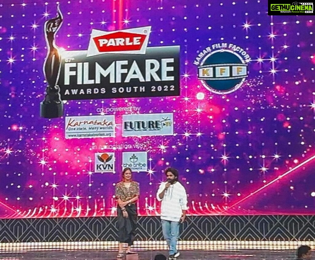 G. V. Prakash Kumar Instagram - Enga irukkuda vaanam adha ettipudikkalaam naamum …. #FilmfareAwards2022 best music album for the year 2020 and 2021 … thanks team #SooraraiPottru @Sudha_Kongara @Suriya_offl @2D_ENTPVTLTD @rajsekarpandian #Jyothika @filmfare
