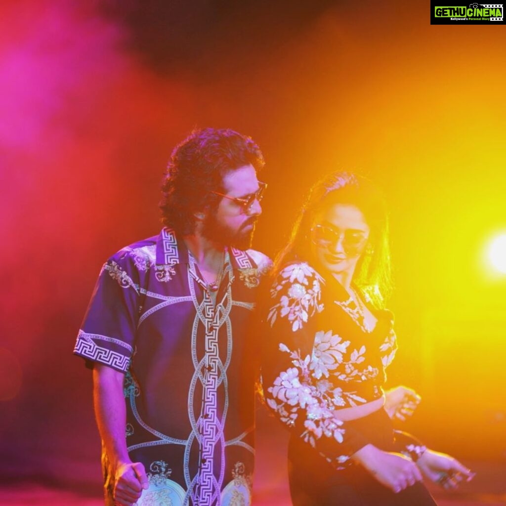 G. V. Prakash Kumar Instagram - #patakpatak music video is on its way … from September 13th evening 6 pm … photography @the_vier_frames … @teju_ashwini @sonymusic_south #1minmusic costumes @preksha.chordia