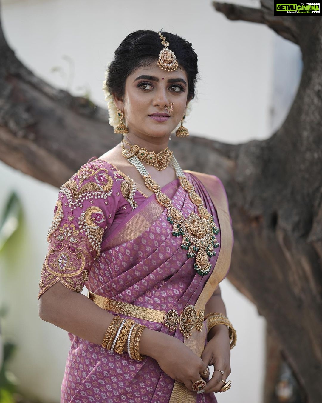 Gabriella Charlton Instagram - Wedding bells are ringing in Eeramana Rojave 2 😍 Gorgeous saree and aari work blouse @sdduniqueboutique_97 Jewellery @new_ideas_fashions Makeup @murugeshmakeup_hair Hair by @farhaa_makeupartist Photography @pugazhhhh