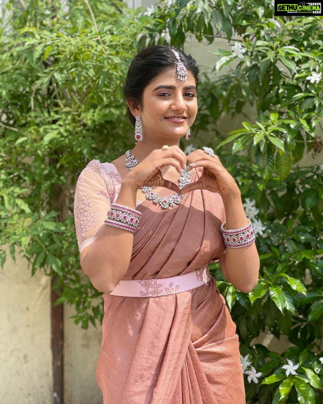 Gabriella Charlton Instagram - REEL SANGEETH! πππ #eeramanarojave2 Thanks to the beautiful team Saree & blouse @sdduniqueboutique_97 Jewellery @new_ideas_fashions Makeup @murugeshmakeup_hair Hair @farhaa_makeupartist
