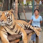Gabriella Charlton Instagram - Guthikum bodhu varadha bayam Tiger vala pidikum bodhu varudhu😆 Thrilling moment in Thailand 🙈 Full video coming up on #GabriellaCharlton YouTube channel.