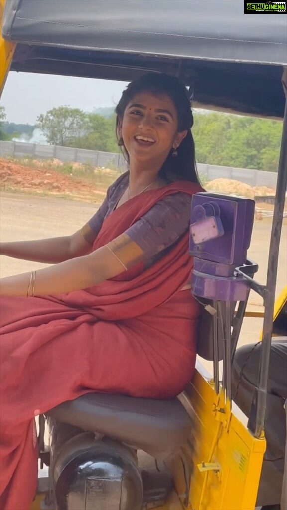 Gabriella Charlton Instagram - Naa pozhachipen 😂 I have been blessed to try a lot of things in Eeramana Rojave and one such thing was riding this auto. Thanks to @rj_shyam_sundar for teaching me & @naan_sundaram for enjoying along with me. xD