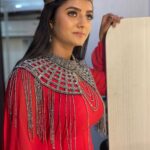 Gabriella Charlton Instagram - Performed for the ever phenomenal soundtrack ‘Mayya Mayya’ this Vijay Tele Awards! It’s a master piece and we’ve attempted to do a remix out of it! Don’t miss it guys ❤️ M&h @murugeshmakeup_hair