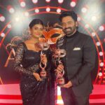 Gabriella Charlton Instagram - After one year of pure hard work , it was surreal to see all of you vote for Kavya & Parthiban on the AV for not 1 but 2 awards this 8th Annual Vijay Tele Awards, 1. Favourite On-Screen Pair 2. Dhool Romantic Scene 🧿🙏🏼❤️ Thanks you @sidharth_kumaaran for being a great co-actor! #vijaytelevision