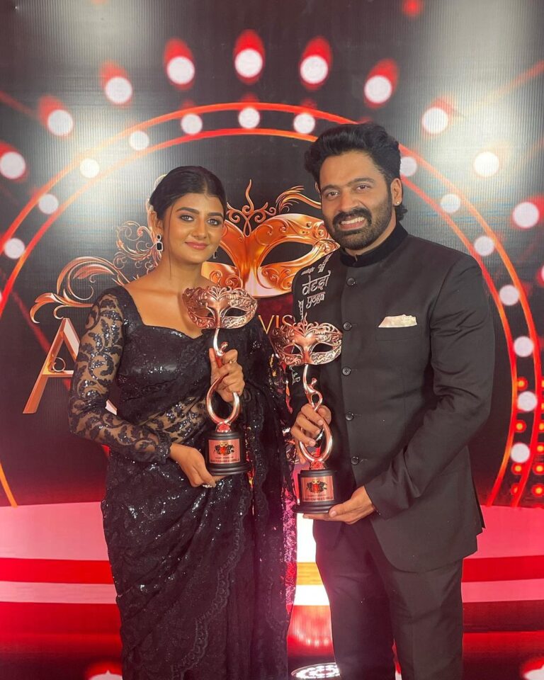 Gabriella Charlton Instagram - After one year of pure hard work , it was surreal to see all of you vote for Kavya & Parthiban on the AV for not 1 but 2 awards this 8th Annual Vijay Tele Awards, 1. Favourite On-Screen Pair 2. Dhool Romantic Scene 🧿🙏🏼❤️ Thanks you @sidharth_kumaaran for being a great co-actor! #vijaytelevision