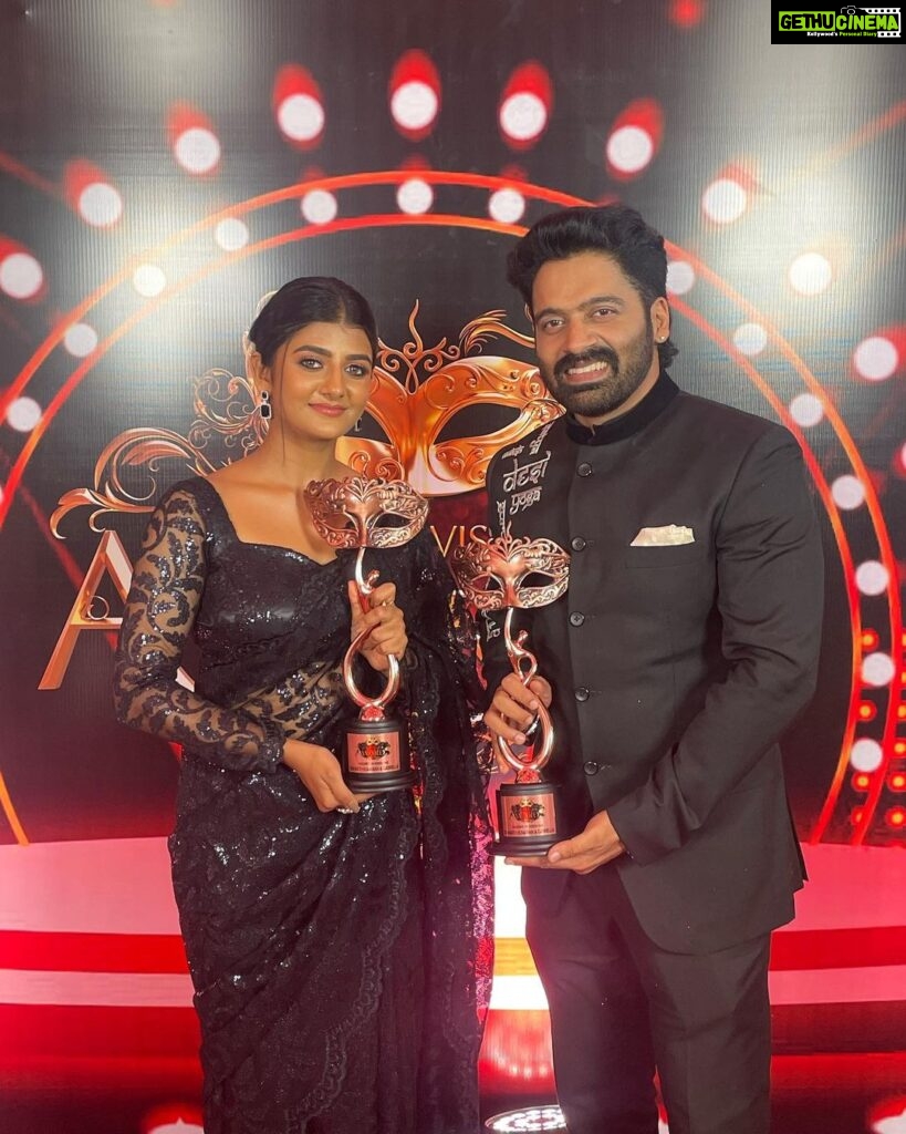 Gabriella Charlton Instagram - After one year of pure hard work , it was surreal to see all of you vote for Kavya & Parthiban on the AV for not 1 but 2 awards this 8th Annual Vijay Tele Awards, 1. Favourite On-Screen Pair 2. Dhool Romantic Scene 🧿🙏🏼❤️ Thanks you @sidharth_kumaaran for being a great co-actor! #vijaytelevision