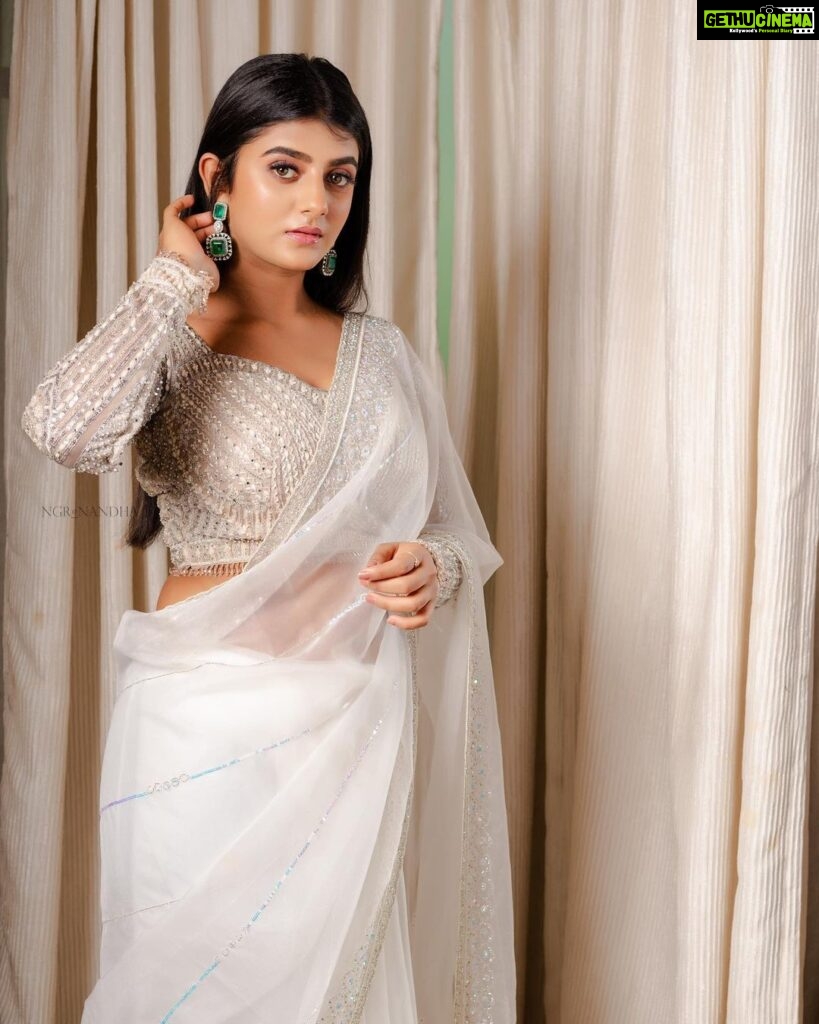 Gabriella Charlton Instagram - Nothing feels as perfect as a white saree ✨ Outfit @malgudi_designs Mua @murugeshmakeup_hair Hair by @farhaa_makeupartist Accessories @vivahbridalcollections Captured by @ngrnandha