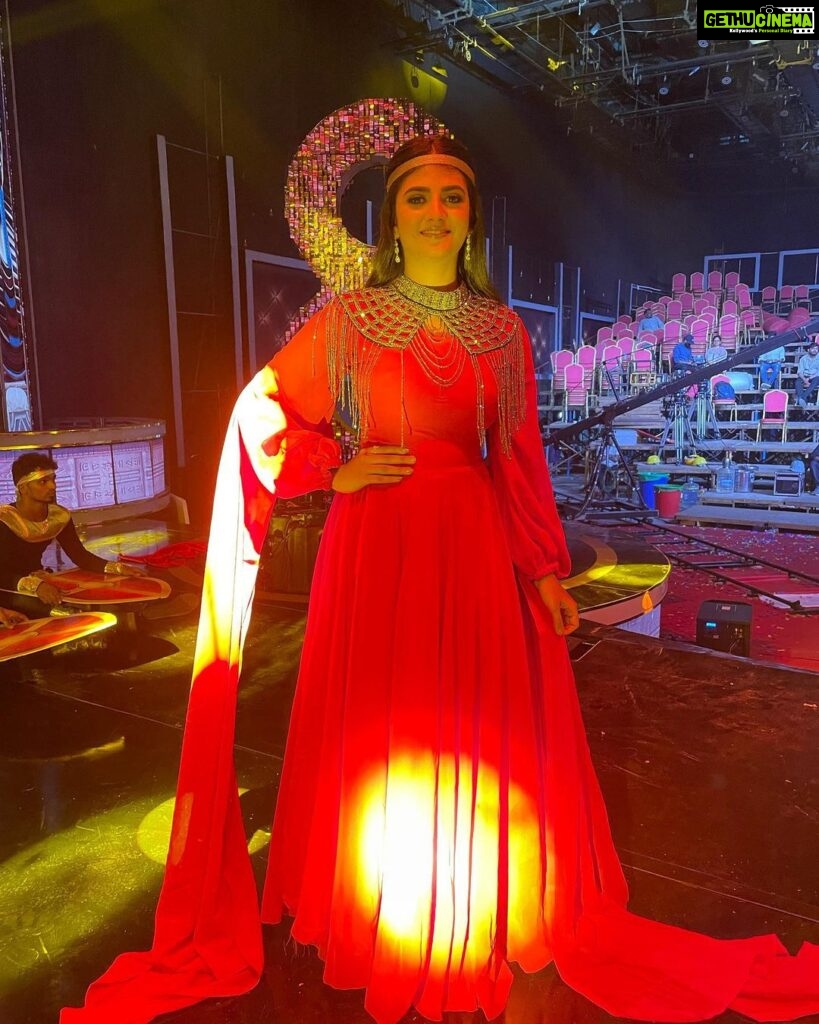 Gabriella Charlton Instagram - Performed for the ever phenomenal soundtrack ‘Mayya Mayya’ this Vijay Tele Awards! It’s a master piece and we’ve attempted to do a remix out of it! Don’t miss it guys ❤️ M&h @murugeshmakeup_hair
