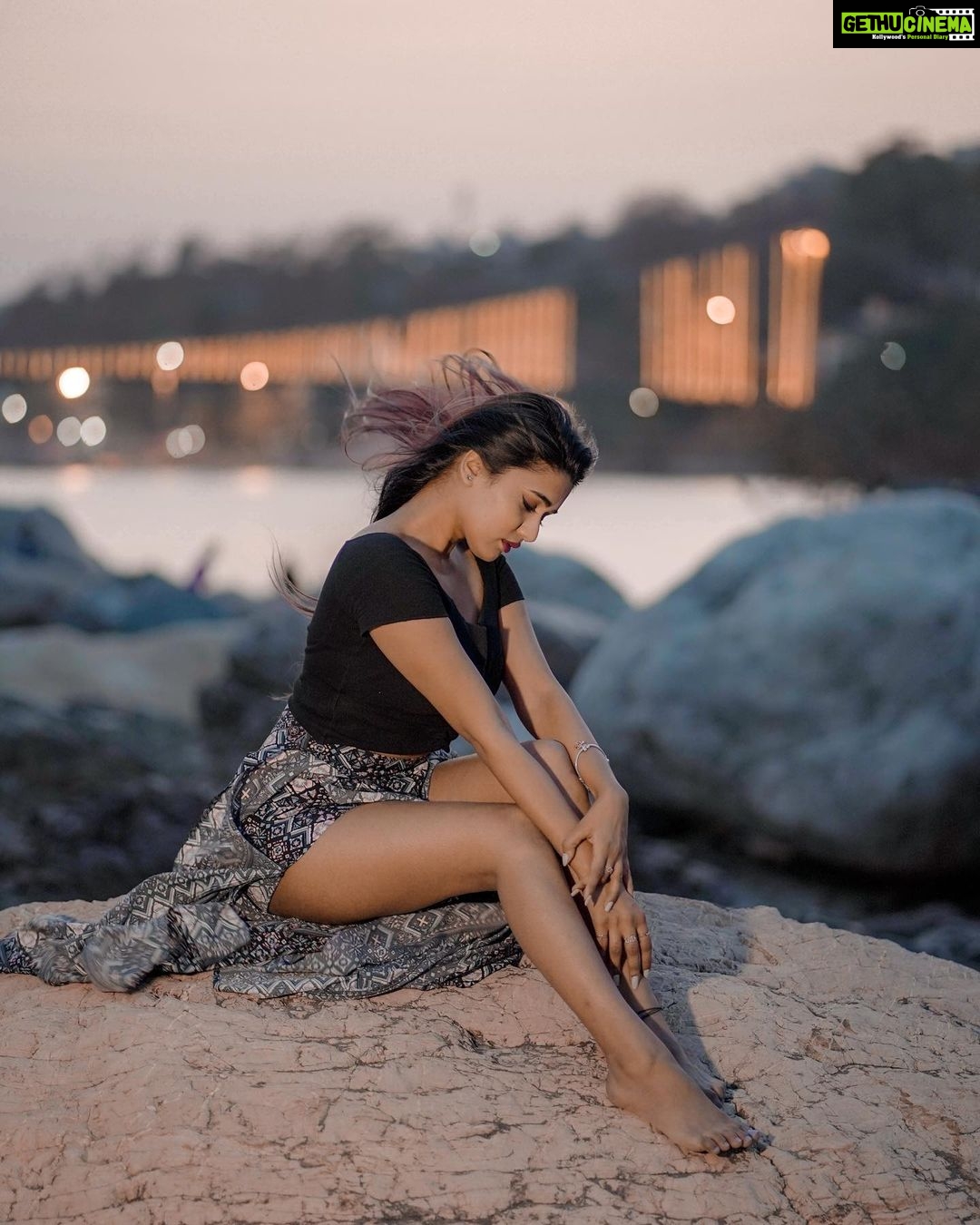 Garima Chaurasia Instagram - Tuta jo kabhi tara.. Sajna ve ✨ . . . 📸 & 🎨 : @welcomeishu3694 #gimaashi #picoftheday #rishikesh #tbt #photoshoot #explore #ganga #rishikeshdiaries #gimaians