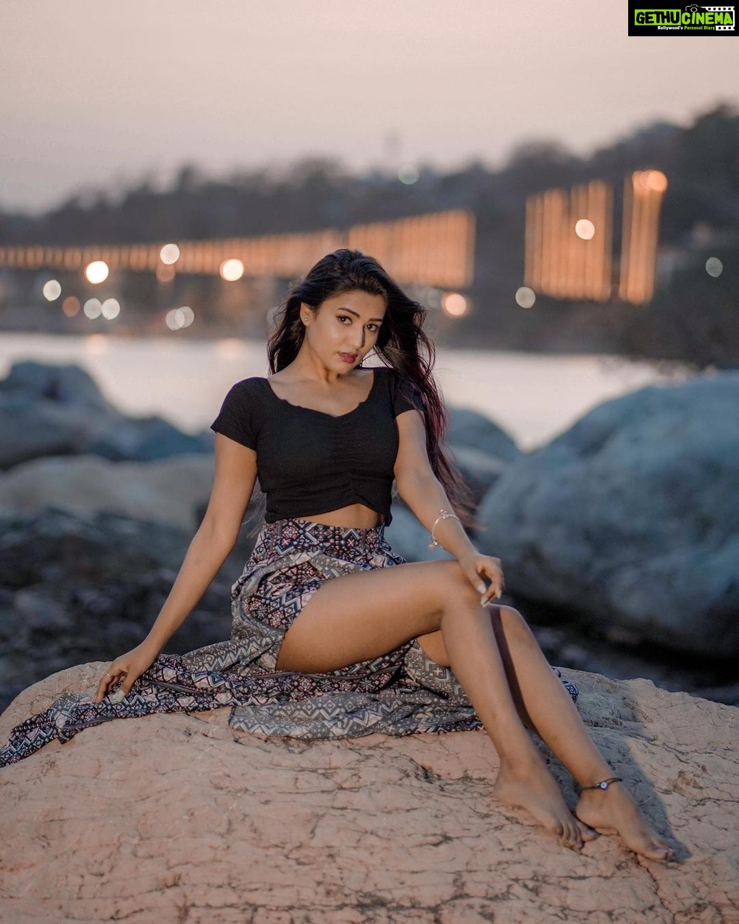 Garima Chaurasia Instagram - Tuta jo kabhi tara.. Sajna ve ✨ . . . 📸 & 🎨 : @welcomeishu3694 #gimaashi #picoftheday #rishikesh #tbt #photoshoot #explore #ganga #rishikeshdiaries #gimaians