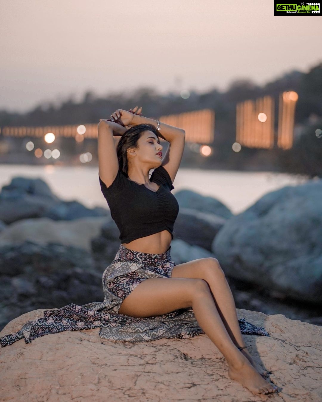 Garima Chaurasia Instagram - Tuta jo kabhi tara.. Sajna ve ✨ . . . 📸 & 🎨 : @welcomeishu3694 #gimaashi #picoftheday #rishikesh #tbt #photoshoot #explore #ganga #rishikeshdiaries #gimaians