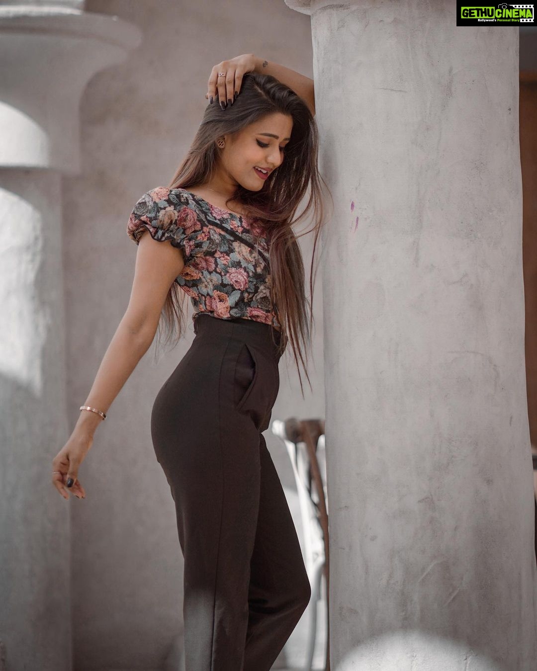 Garima Chaurasia Instagram - Do life with LoVe🖤 . . . 📸: @nitin_.1610 Edit : @welcomeishu3694 #gimaashi #picoftheday #alseef #dubai #tbt #photoshoot #gimaians Al Seef, Dubai Creek