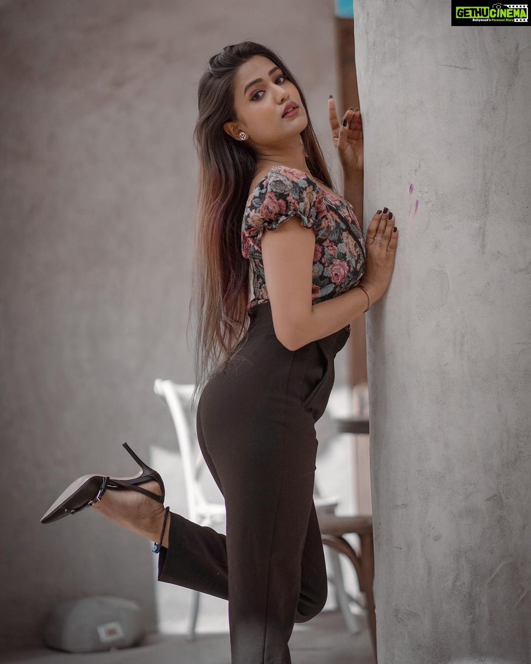 Garima Chaurasia Instagram - Do life with LoVe🖤 . . . 📸: @nitin_.1610 Edit : @welcomeishu3694 #gimaashi #picoftheday #alseef #dubai #tbt #photoshoot #gimaians Al Seef, Dubai Creek