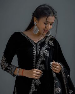 Garima Chaurasia Instagram - Eid Mubarak ✨🤝🏻🌙
.
.
.
📸: @nitin_.1610 
Edit: @welcomeishu3694 
#gimaashi #eidmubarak #eidspecial #ethnicwear #gimaians