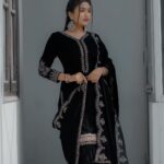 Garima Chaurasia Instagram - Eid Mubarak ✨🤝🏻🌙 . . . 📸: @nitin_.1610 Edit: @welcomeishu3694 #gimaashi #eidmubarak #eidspecial #ethnicwear #gimaians